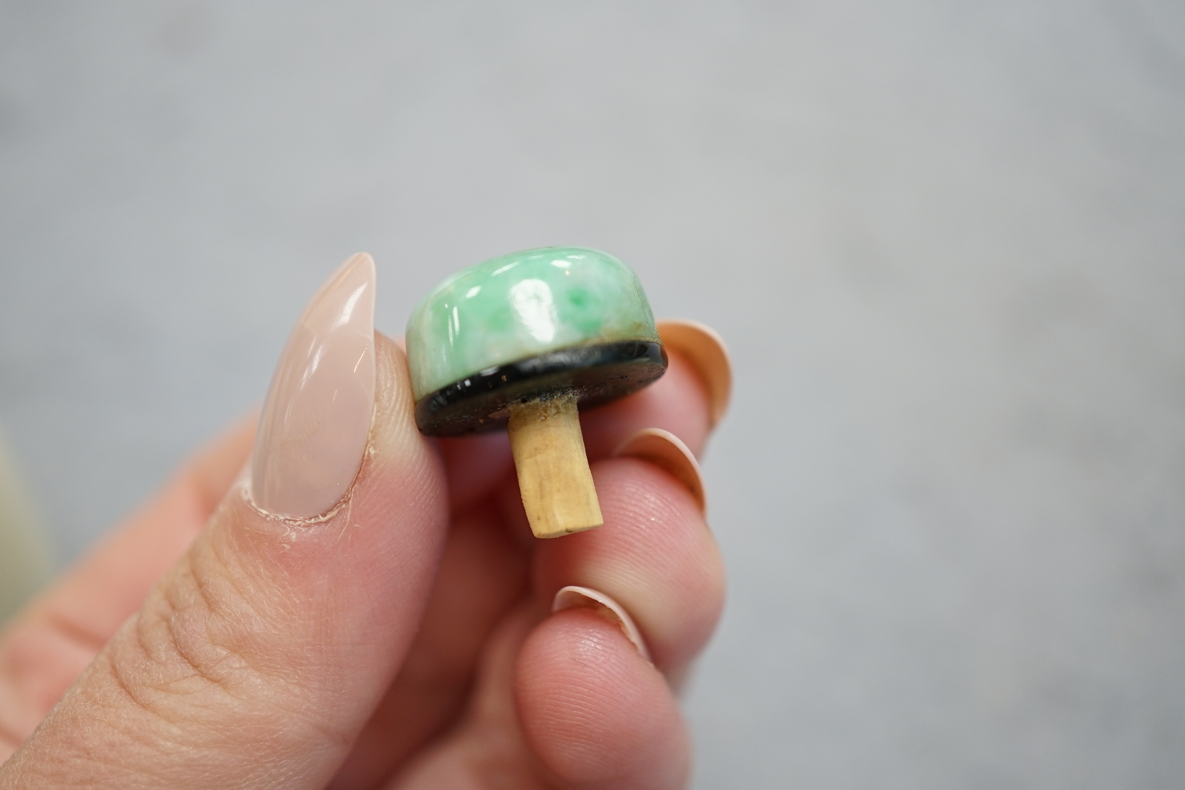 A Chinese white jade snuff bottle, 19th century